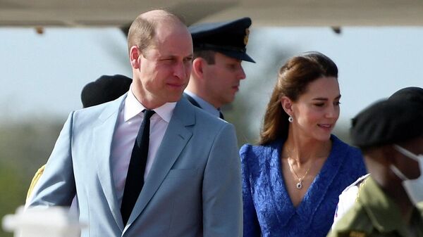 الأمير البريطاني وليام وزوجته كيت ميدلتون يصلان إلى مطار بليز سيتي الدولي في 19 مارس/ آذار 2022، في بداية جولتهما الكاريبية - سبوتنيك عربي