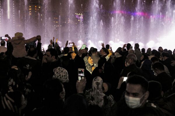 يشاهد الناس عرضًا مائيًا أثناء حضورهم للاحتفال بعيد نوروز (الربيع)، رأس السنة الفارسية، في مركز تسوق إيران مول في العاصمة الإيرانية طهران، في 20 مارس 2022. - سبوتنيك عربي
