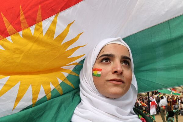 أحد أبناء الجالية الكردية في لبنان يشارك في احتفال بعيد النوروز في العاصمة اللبنانية بيروت، لبنان 20 مارس 2022. - سبوتنيك عربي