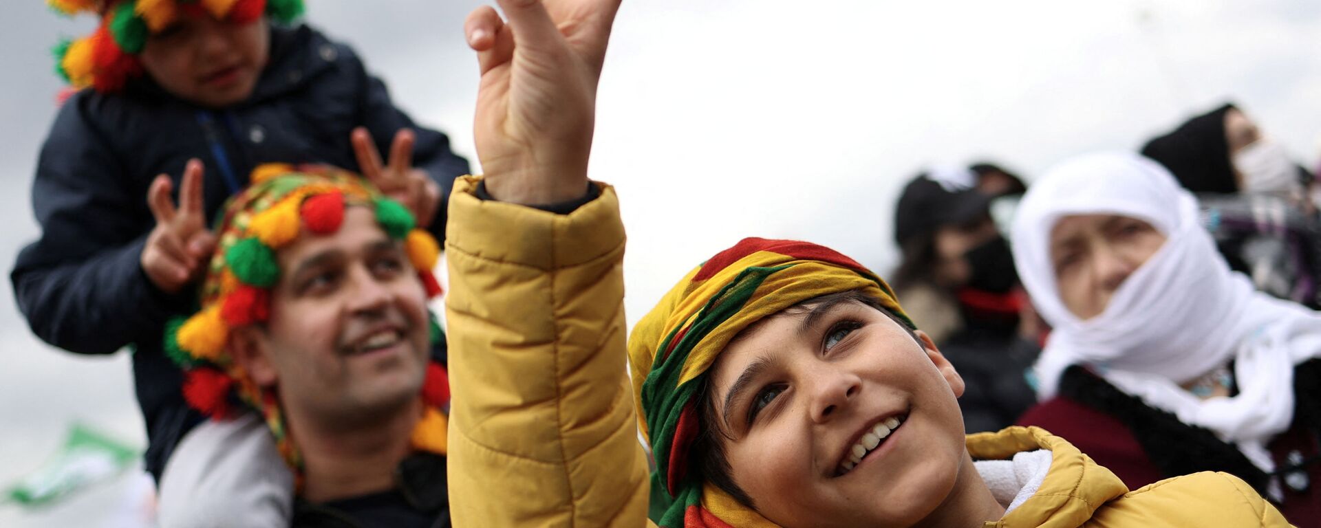 الحاضرون يرفعون أصابعهم في لافتة سلام خلال احتفال النوروز، الذي يصادف قدوم الربيع، في اسطنبول، تركيا، 20 مارس 2022. - سبوتنيك عربي, 1920, 21.03.2022