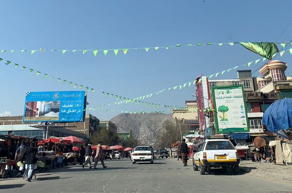 أعلام معلقة في أحد الشوارع قبل رأس السنة الفارسية الجديدة أو عيد النوروز في كابول، أفغانستان، 16 مارس 2022. - سبوتنيك عربي