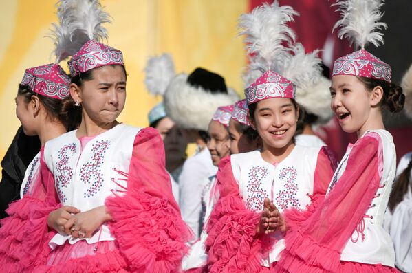 فتيات يرتدين أزياء وطنية خلال احتفالات نوروز في ساحة ألا توو في بيشكيك، قرقیزستان21 مارس 2022. - سبوتنيك عربي
