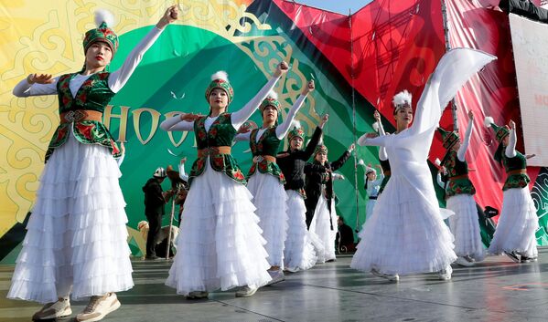 فنانون يرتدون أزياء وطنية خلال احتفالات نوروز في ساحة ألا توو في بيشكيك، قرقیزستان21 مارس 2022. - سبوتنيك عربي