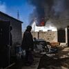 Жители села Варваровка Луганской области смотрят на горящий дом - سبوتنيك عربي
