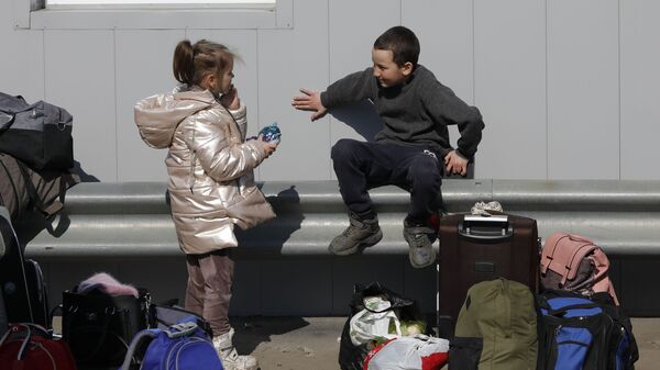 لاجئون من خاركوف يصلون لمخيم للاجئين المؤقت في قرية مالينوفكا، منطقة بلغورودسكايا، روسيا 23 مارس 2022 - سبوتنيك عربي