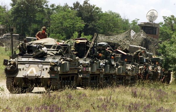 المدرعات البريطانية مستعدة للتحرك، في منطقة تدريب بتروفاش في مقدونيا، 10 يونيو 1999. - سبوتنيك عربي