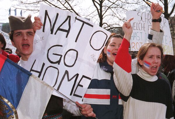 حوالي 1500 متظاهر يتظاهرون خلال مسيرة ضد قصف الناتو ليوغوسلافيا في وسط مدينة نورمبرغ، ألمانيا، 27 مارس 1999 - سبوتنيك عربي