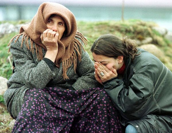اللاجئون من كوسوفو من بيك، في غرب كوسوفو، يجلسون خارج مصنع حيث يتجمع اللاجئون في روزاجي، أول مدينة داخل الجبل الأسود يوم 30 مارس 1999. - سبوتنيك عربي