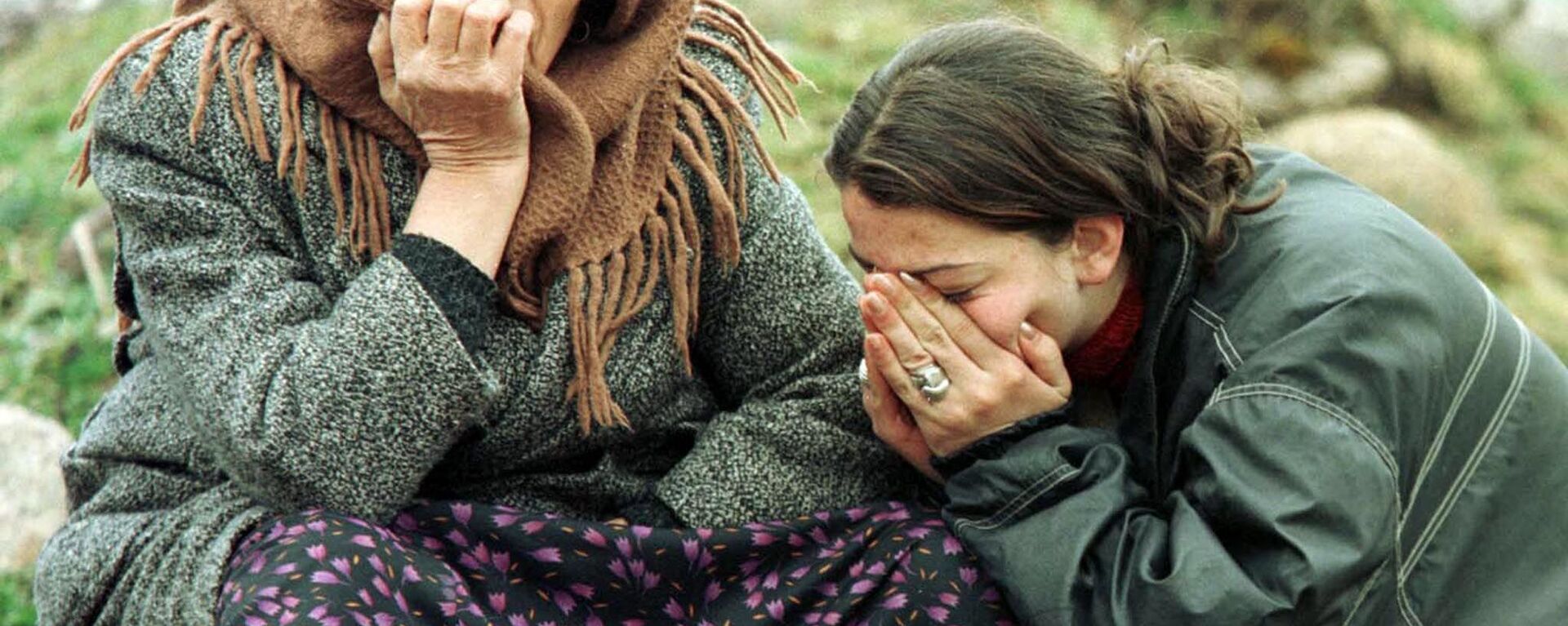 اللاجئون من كوسوفو من بيك، في غرب كوسوفو، يجلسون خارج مصنع حيث يتجمع اللاجئون في روزاجي، أول مدينة داخل الجبل الأسود يوم 30 مارس 1999. - سبوتنيك عربي, 1920, 13.08.2022