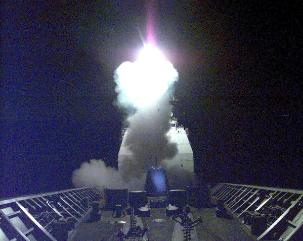 إطلاق صاروخ كروز توماهوك من مقدمة السفينة البحرية الأمريكية يو إس إس فلبين سي على أهداف في جميع أنحاء يوغوسلافيا وكوسوفو، 24 مارس 1999. - سبوتنيك عربي