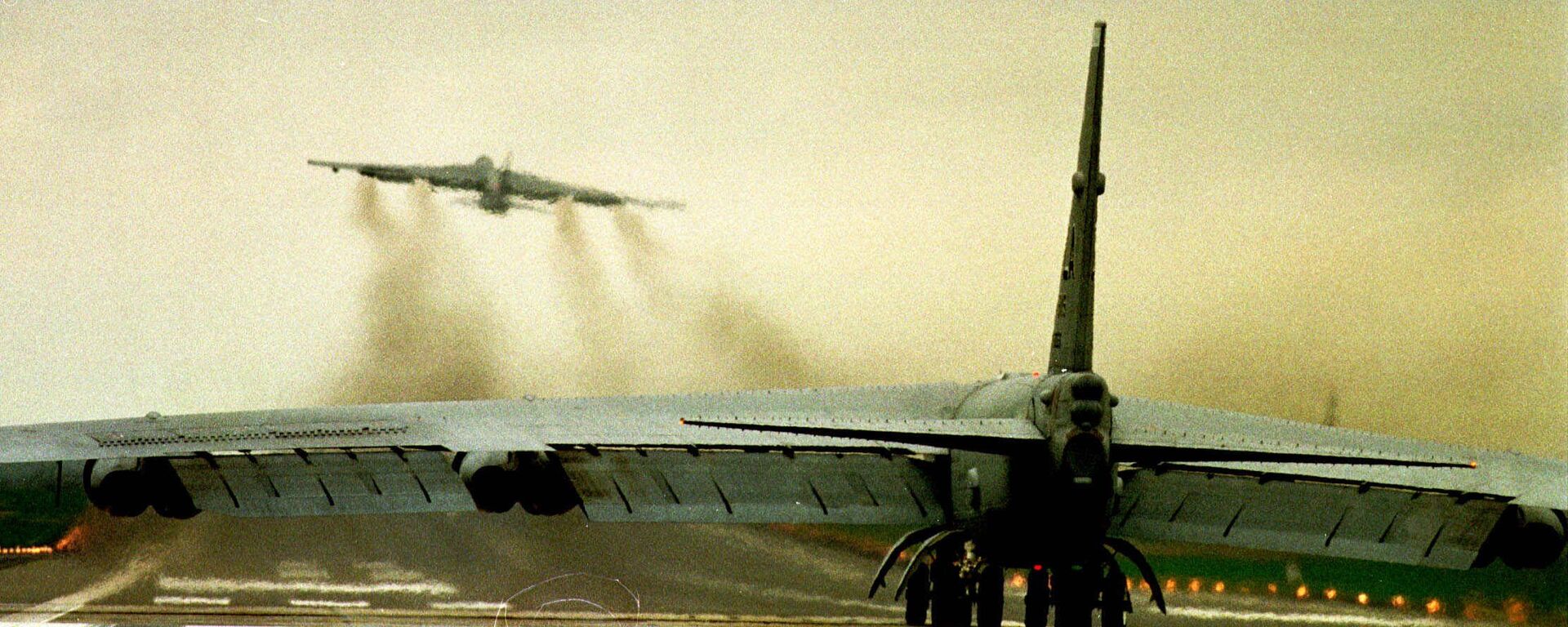 قاذفة B52 من طراز USAF على المدرج بينما تقلع أخرى من قاعدة سلاح الجو الملكي البريطاني في فيرفورد، على بعد 85 ميلاً غرب لندن يوم  29 مارس 1999 - سبوتنيك عربي, 1920, 19.08.2022