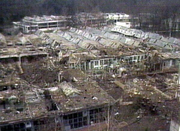 منظر جوي للقنبلة التي دمرت أنقاض مجمع مصنع في بلدة كاكاك الصربية في هذه الصورة التي نقلها التلفزيون الصربي، يوم 30 مارس 1999 - سبوتنيك عربي