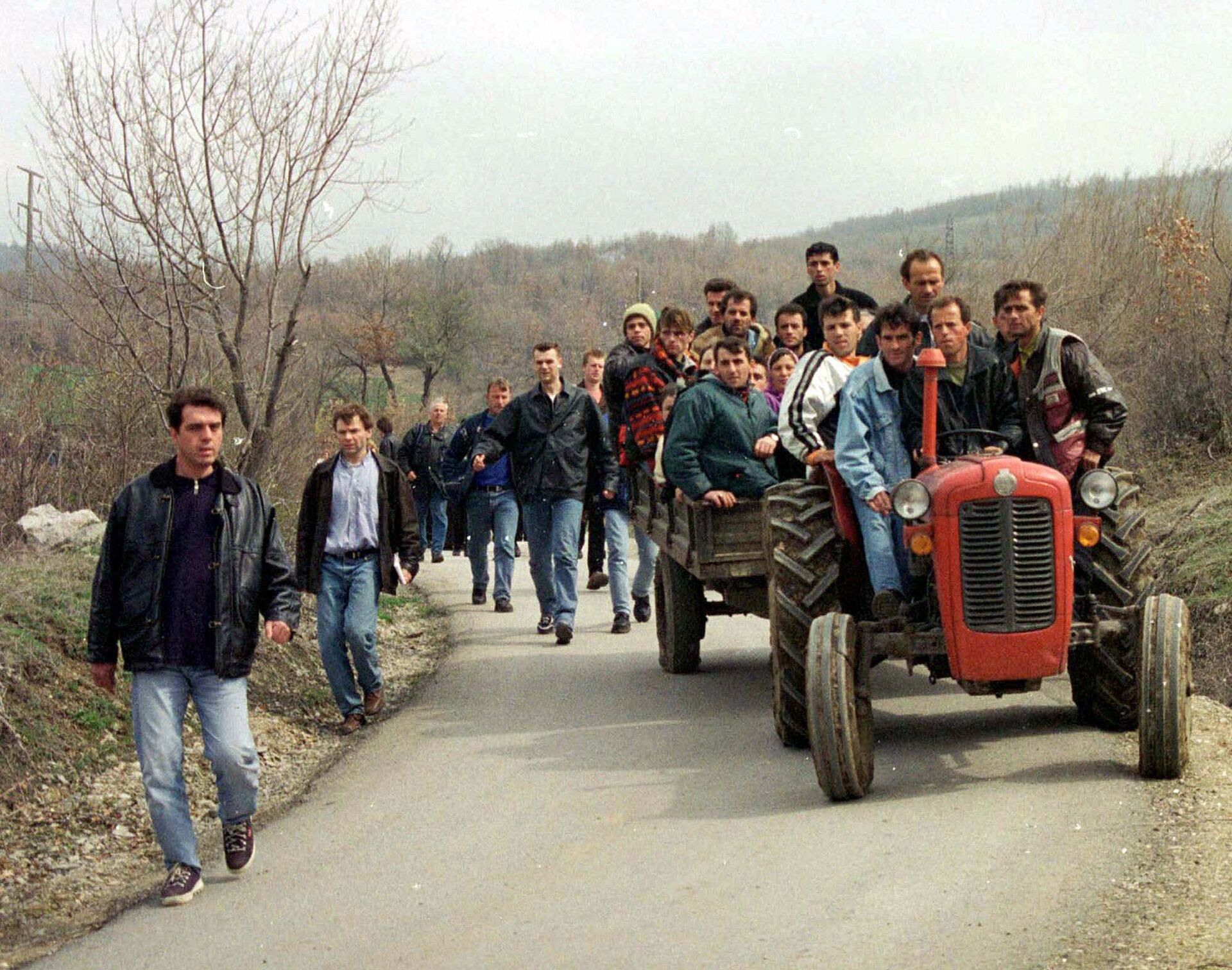 اللاجئون الألبان العرقيون من إقليم كوسوفو اليوغوسلافي ، يتوجهون إلى الحدود المقدونية بالقرب من قرية بلاس ، على بعد 25 كلم شمال غرب سكوبي، مقدونيا يوم 29 مارس 1999 - سبوتنيك عربي, 1920, 24.03.2024