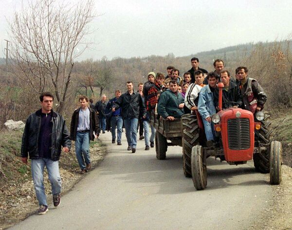 اللاجئون الألبان العرقيون من إقليم كوسوفو اليوغوسلافي ، يتوجهون إلى الحدود المقدونية بالقرب من قرية بلاس ، على بعد 25 كلم شمال غرب سكوبي، مقدونيا يوم 29 مارس 1999 - سبوتنيك عربي
