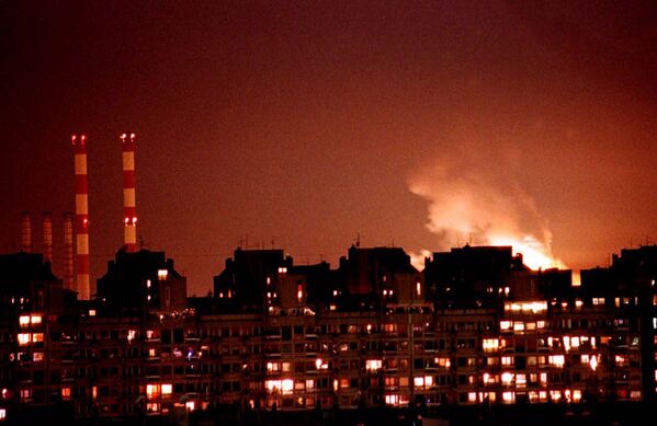 أضاءت ألسنة اللهب الانفجار أفق بلغراد بالقرب من محطة كهرباء (إلى اليسار) بعد أن هاجمت طائرات الناتو بصواريخ كروز والطائرات الحربية يوغوسلافيا في وقت متأخر من يوم 24 مارس 1999 رداً على فشل يوغوسلافيا في التوقيع على اتفاق بشأن إقليم كوسوفو الجنوبي المضطرب. - سبوتنيك عربي