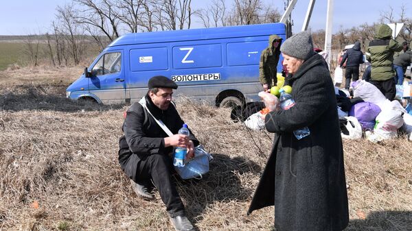 لاجئون من ماريوبول في قرية بورتوفسكويه في منطقة دونيتسك، أوكرانيا، حدود روسيا 24 مارس 2022 - سبوتنيك عربي