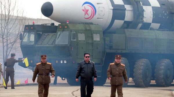 زعيم كوريا الشمالية كيم جونغ أون على خلفية ما نشرته وسائل إعلامية أنه نوع جديد من الصواريخ الباليستية العابرة للقارات، في هذه الصورة التي نشرتها وكالة الأنباء المركزية الكورية الشمالية  في 24 مارس 2022. - سبوتنيك عربي