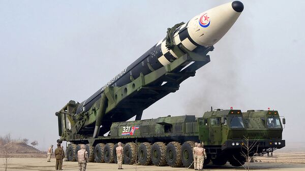 إطلاق  ما سمته وسائل إعلامية أنه نوع جديد من الصواريخ الباليستية العابرة للقارات، في هذه الصورة التي نشرتها وكالة الأنباء المركزية الكورية الشمالية  في 24 مارس 2022. - سبوتنيك عربي