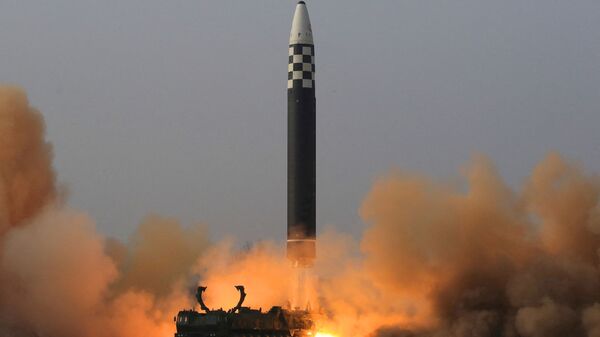 إطلاق  ما سمته وسائل إعلامية أنه نوع جديد من الصواريخ الباليستية العابرة للقارات، في هذه الصورة التي نشرتها وكالة الأنباء المركزية الكورية الشمالية  في 24 مارس 2022. - سبوتنيك عربي