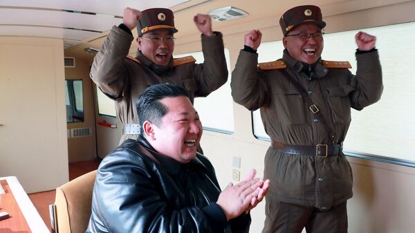 زعيم كوريا الشمالية كيم جونغ أون عند إطلاق  ما سمته وسائل إعلامية أنه نوع جديد من الصواريخ الباليستية العابرة للقارات، في هذه الصورة التي نشرتها وكالة الأنباء المركزية الكورية الشمالية  في 24 مارس 2022. - سبوتنيك عربي