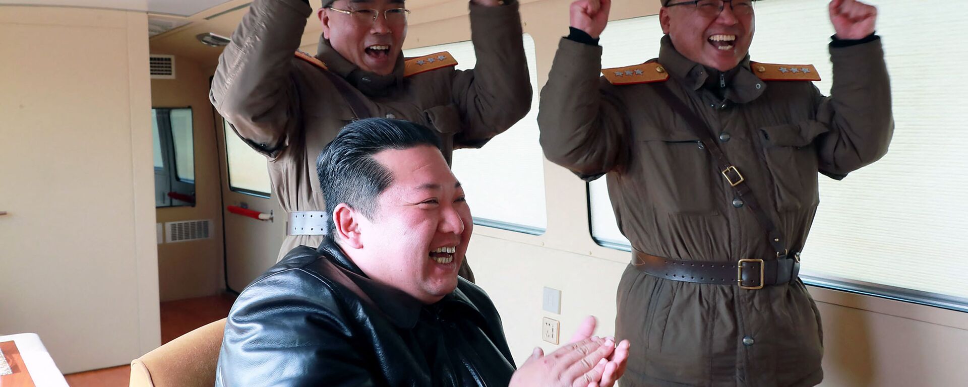 زعيم كوريا الشمالية كيم جونغ أون عند إطلاق  ما سمته وسائل إعلامية أنه نوع جديد من الصواريخ الباليستية العابرة للقارات، في هذه الصورة التي نشرتها وكالة الأنباء المركزية الكورية الشمالية  في 24 مارس 2022. - سبوتنيك عربي, 1920, 05.10.2022