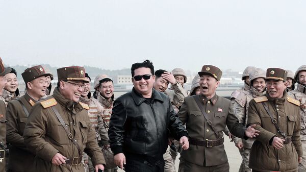 زعيم كوريا الشمالية كيم جونغ أون عند إطلاق  ما سمته وسائل إعلامية أنه نوع جديد من الصواريخ الباليستية العابرة للقارات، في هذه الصورة التي نشرتها وكالة الأنباء المركزية الكورية الشمالية  في 24 مارس 2022. - سبوتنيك عربي