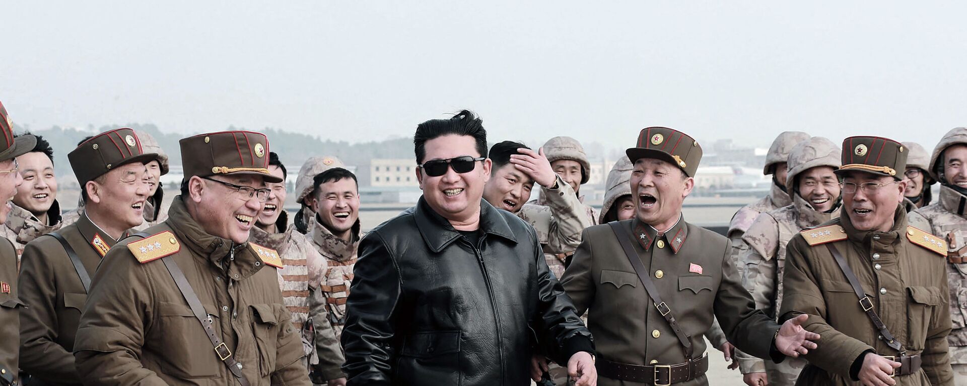 زعيم كوريا الشمالية كيم جونغ أون عند إطلاق  ما سمته وسائل إعلامية أنه نوع جديد من الصواريخ الباليستية العابرة للقارات، في هذه الصورة التي نشرتها وكالة الأنباء المركزية الكورية الشمالية  في 24 مارس 2022. - سبوتنيك عربي, 1920, 24.04.2022