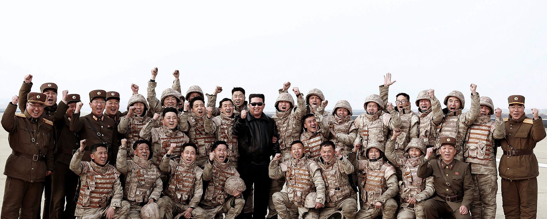 زعيم كوريا الشمالية كيم جونغ أون بعد إطلاق ما سمته وسائل إعلامية أنه نوع جديد من الصواريخ الباليستية العابرة للقارات، في هذه الصورة التي نشرتها وكالة الأنباء المركزية الكورية الشمالية  في 24 مارس 2022. - سبوتنيك عربي, 1920, 01.12.2022