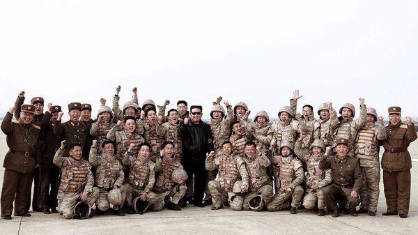 زعيم كوريا الشمالية كيم جونغ أون بعد إطلاق ما سمته وسائل إعلامية أنه نوع جديد من الصواريخ الباليستية العابرة للقارات، في هذه الصورة التي نشرتها وكالة الأنباء المركزية الكورية الشمالية  في 24 مارس 2022. - سبوتنيك عربي