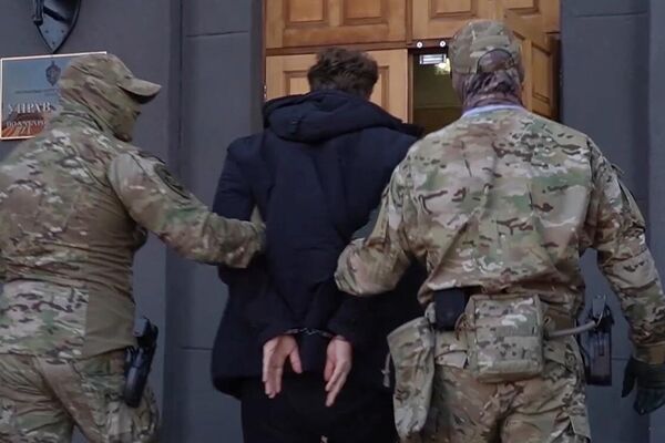 جهاز الأمن الفيدرالي الروسي في موسكو يعتقل مواطن أوكراني من خاركوف، يحمل جنسية مزدوجة (أوكارنية وبولندية))، للاشتباه في قيامه بالتجسس في روسيا، 25 مارس 2022 - سبوتنيك عربي