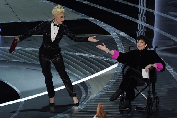 تقدم ليدي غاغا، إلى اليسار، وليزا مينيلي (يمين) جائزة أفضل صورة في حفل توزيع جوائز الأوسكار، في مسرح دولبي في لوس أنجلوس،  27 مارس 2022 - سبوتنيك عربي
