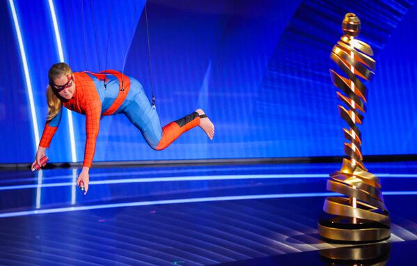 آمي شومر تؤدي في مسرحية هزلية في حفل توزيع جوائز الأوسكار الـ94 في هوليوود، لوس أنجلوس، كاليفورنيا، الولايات المتحدة، 27 مارس 2022. - سبوتنيك عربي