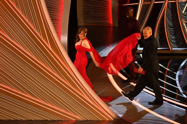 الممثلة الأمريكية روزي بيريز (على اليمين) والممثل الأمريكي وودي هارلسون يخرجان من المسرح خلال حفل توزيع جوائز الأوسكار الـ94 في مسرح دولبي في هوليوود، كاليفورنيا  27 مارس 2022. - سبوتنيك عربي