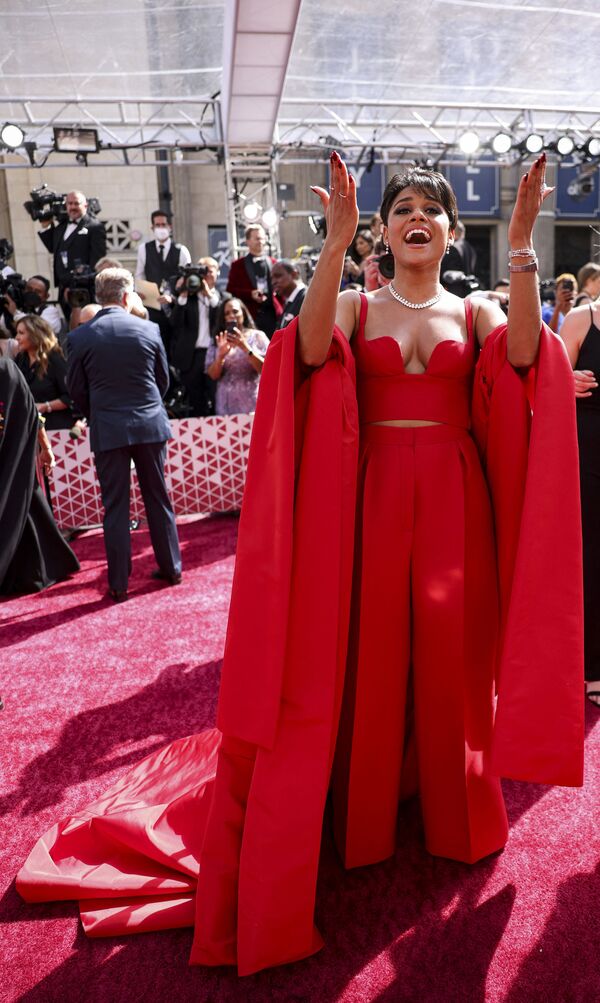 أريانا ديبوز تقف على السجادة الحمراء أثناء وصولها إلى حفل توزيع جوائز الأوسكار الـ94 في هوليوود، لوس أنجلوس، كاليفورنيا، الولايات المتحدة، 27 مارس 2022. - سبوتنيك عربي