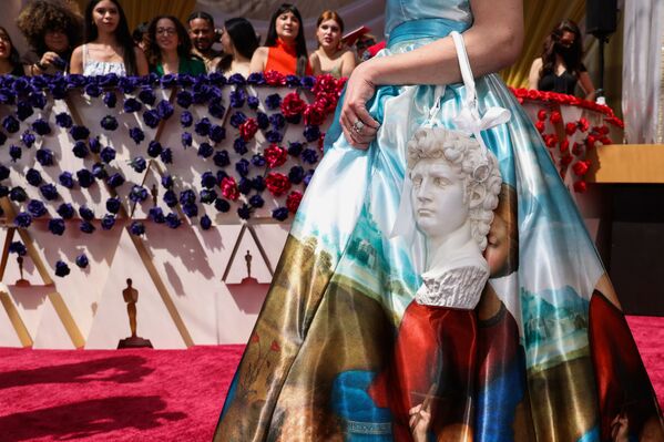 تفاصيل حقيبة اليد وأزياء فنانة التجميل في فيلم Dune يفا فون باهر، وهي تقف على السجادة الحمراء لدى وصولها حفل توزيع جوائز الأوسكار الـ94 في هوليوود، لوس أنجلوس، كاليفورنيا، الولايات المتحدة، 27 مارس 2022. - سبوتنيك عربي