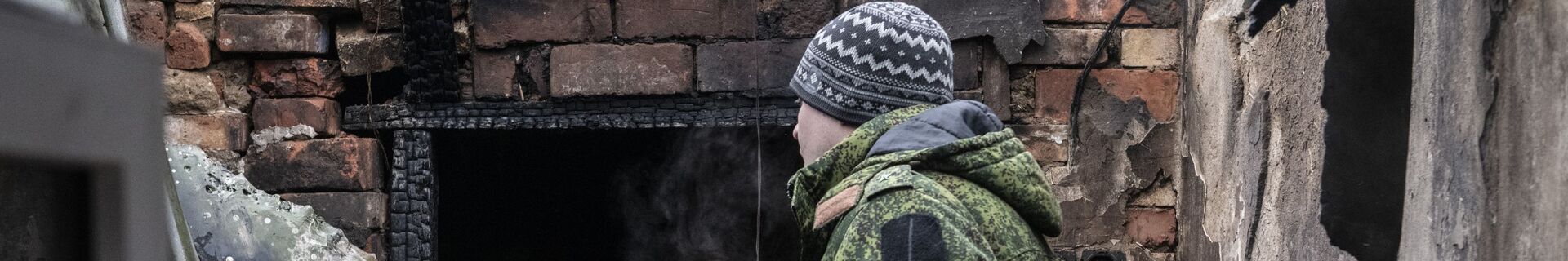 Бойцы Народной милиции ЛНР осматривают дом в городе Ровеньки, разрушенный в результате попадания украинской ракеты Точка-У - سبوتنيك عربي
