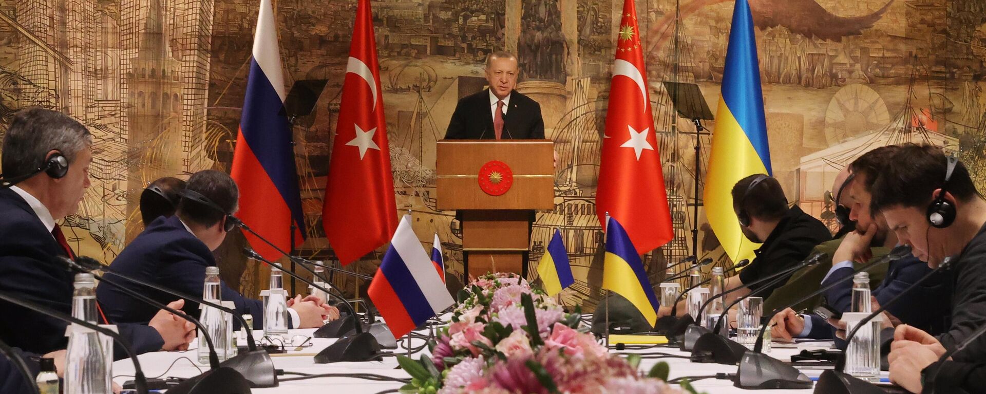 الرئيس التركي رجب طيب أردوغان يلقي كلمة قبل بدء المفاوضات الروسية الأوكرانية في قصر دولما بهجة في اسطنبول، تركيا 29 مارس 2022 - سبوتنيك عربي, 1920, 09.04.2022