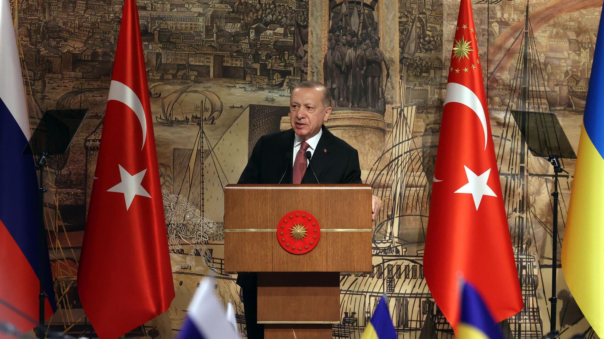 الرئيس التركي رجب طيب أردوغان يلقي كلمة قبل بدء المفاوضات الروسية الأوكرانية في قصر دولما بهجة في اسطنبول، تركيا 29 مارس 2022 - سبوتنيك عربي, 1920, 13.08.2022
