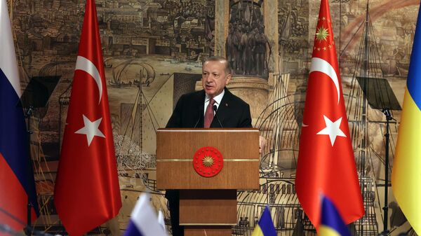 الرئيس التركي رجب طيب أردوغان يلقي كلمة قبل بدء المفاوضات الروسية الأوكرانية في قصر دولما بهجة في اسطنبول، تركيا 29 مارس 2022 - سبوتنيك عربي