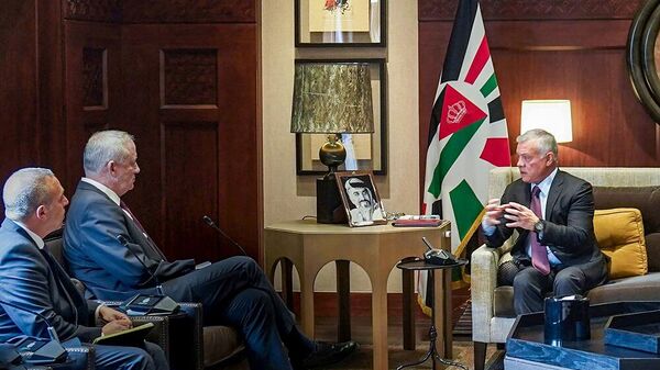 الملك الأردني، عبد الله الثاني، خلال مباحثاته مع وزير الدفاع الإسرائيلي، بيني غانتس، في قصر الحسينية، الأردن، 29 مارس/ آذار 2022 - سبوتنيك عربي