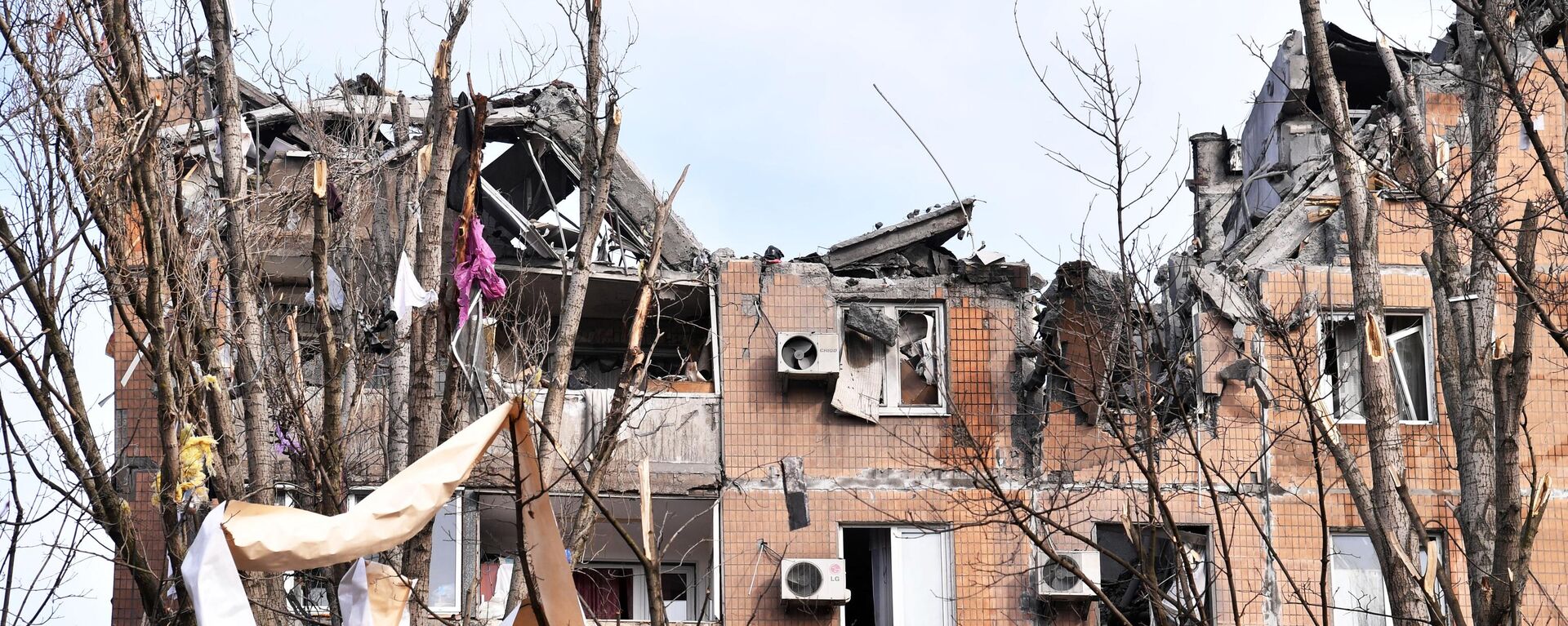 آثار قصف القوات المسلحة الأوكرانية في دونيتسك، جمهورية دونيتسك الشعبية 30 مارس 2022 - سبوتنيك عربي, 1920, 05.04.2022