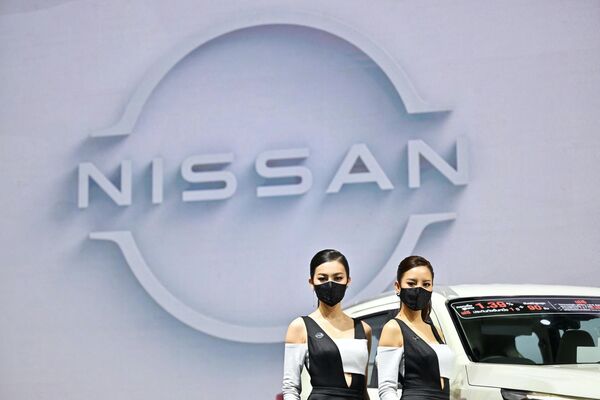 تروج العارضتان لسيارات NISSAN في معرض بانكوك الدولي للسيارات في بانكوك، 24 مارس 2022. - سبوتنيك عربي