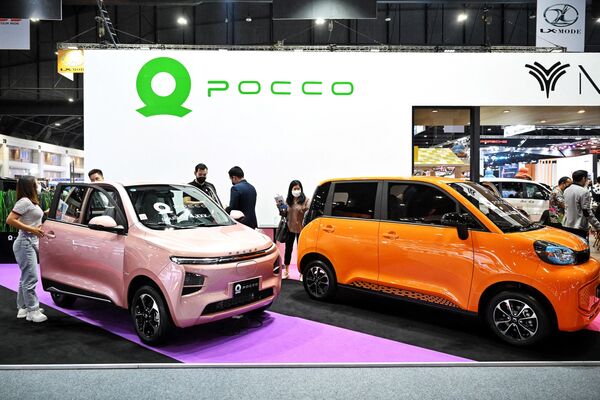 ينظر الزوار إلى سيارات بوكو الكهربائية في معرض بانكوك الدولي للسيارات في بانكوك، 24 مارس 2022. - سبوتنيك عربي