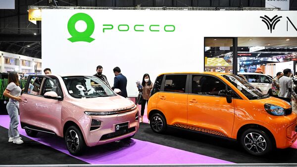 ينظر الزوار إلى سيارات بوكو الكهربائية في معرض بانكوك الدولي للسيارات في بانكوك، 24 مارس 2022. - سبوتنيك عربي