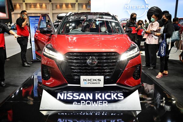 عائلة تلقي نظرة داخل السيارة الكهربائية الهجينة Nissan Kicks e-Power في معرض بانكوك الدولي للسيارات في بانكوك، 24 مارس 2022. - سبوتنيك عربي