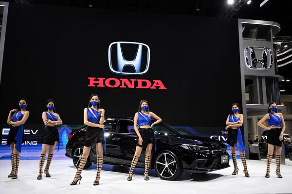 تروج العارضات لسيارة هوندا سيفيك الجديدة المعروضة في معرض بانكوك الدولي للسيارات في بانكوك، 24 مارس 2022. - سبوتنيك عربي