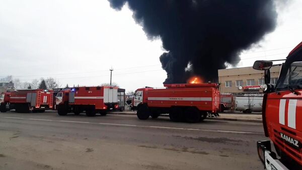 سيارات الإطفاء تقوم بإطفاء حريق بمستودع للنفط في بيلغورود - سبوتنيك عربي