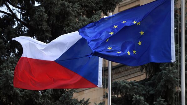 أعلام جمهورية التشيك والاتحاد الأوروبي في السفارة التشيكية في موسكو - سبوتنيك عربي