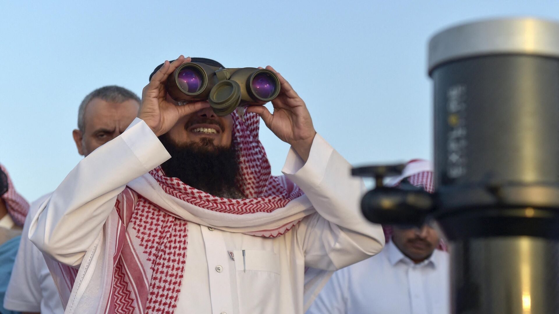 رجل سعودي يستخدم منظارًا لرصد أول هلال للقمر، إيذانا ببداية شهر رمضان المبارك، في مدينة الطائف جنوب غرب السعودية، 1 أبريل 2022. - سبوتنيك عربي, 1920, 27.06.2022