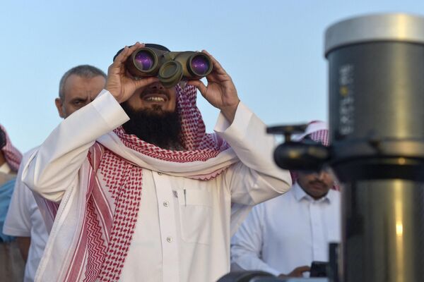 رجل سعودي يستخدم منظارًا لرصد أول هلال للقمر، إيذانا ببداية شهر رمضان المبارك، في مدينة الطائف جنوب غرب السعودية، 1 أبريل 2022. - سبوتنيك عربي